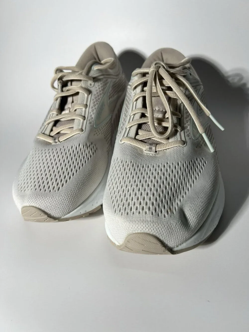 Brooks Ariel GTS 24 Women’s Running Shoes Beige Size 8 Extra Wide